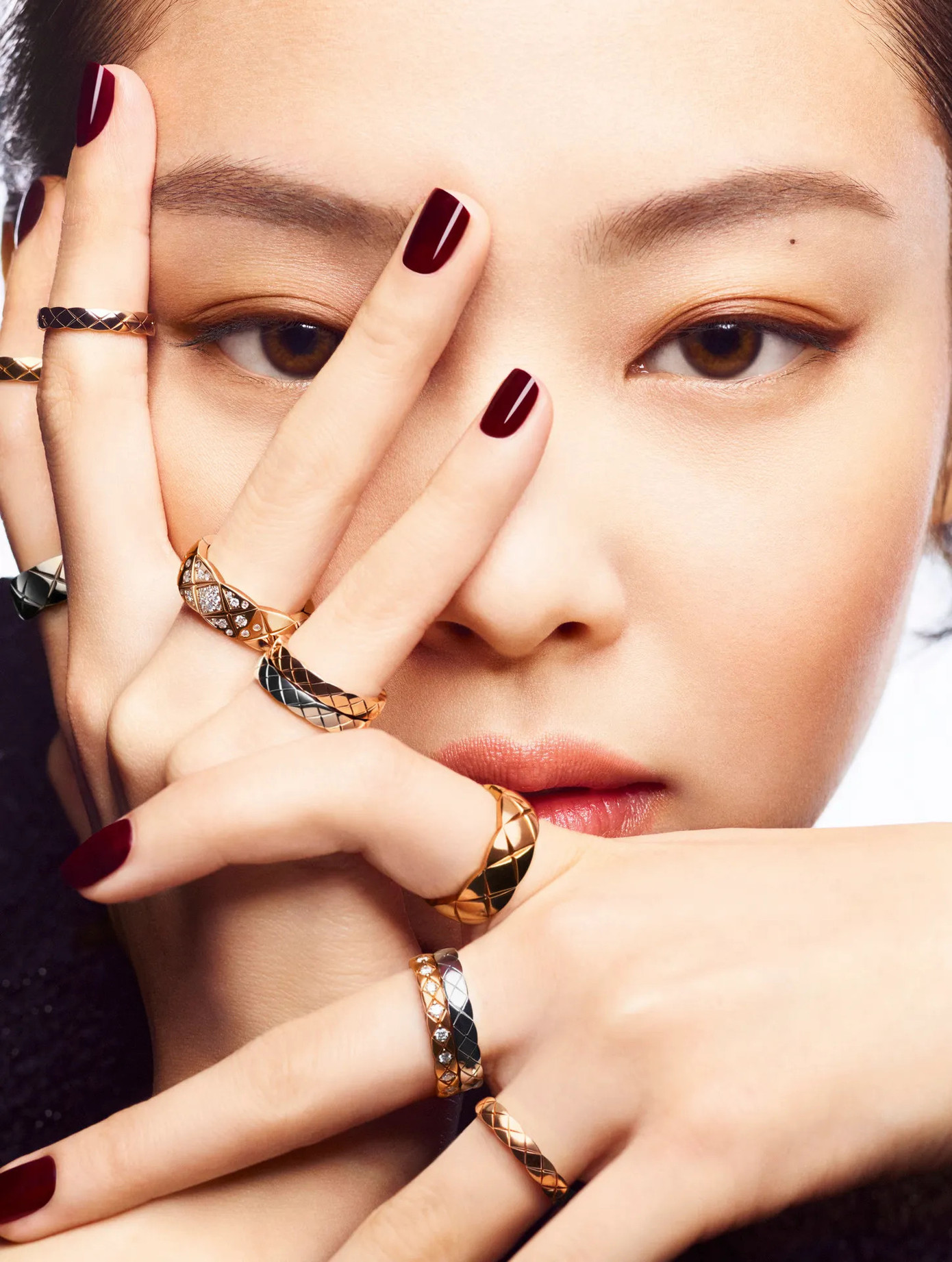 Phong cách thống nhất của Jennie BLACKPINK trong chiến dịch quảng bá trang sức Coco Crush từ 2022, 2023, 2024 (trái sang phải). Phong cách thống nhất của Jennie BLACKPINK trong chiến dịch quảng bá trang sức Coco Crush từ 2022, 2023, 2024 (trái sang phải).