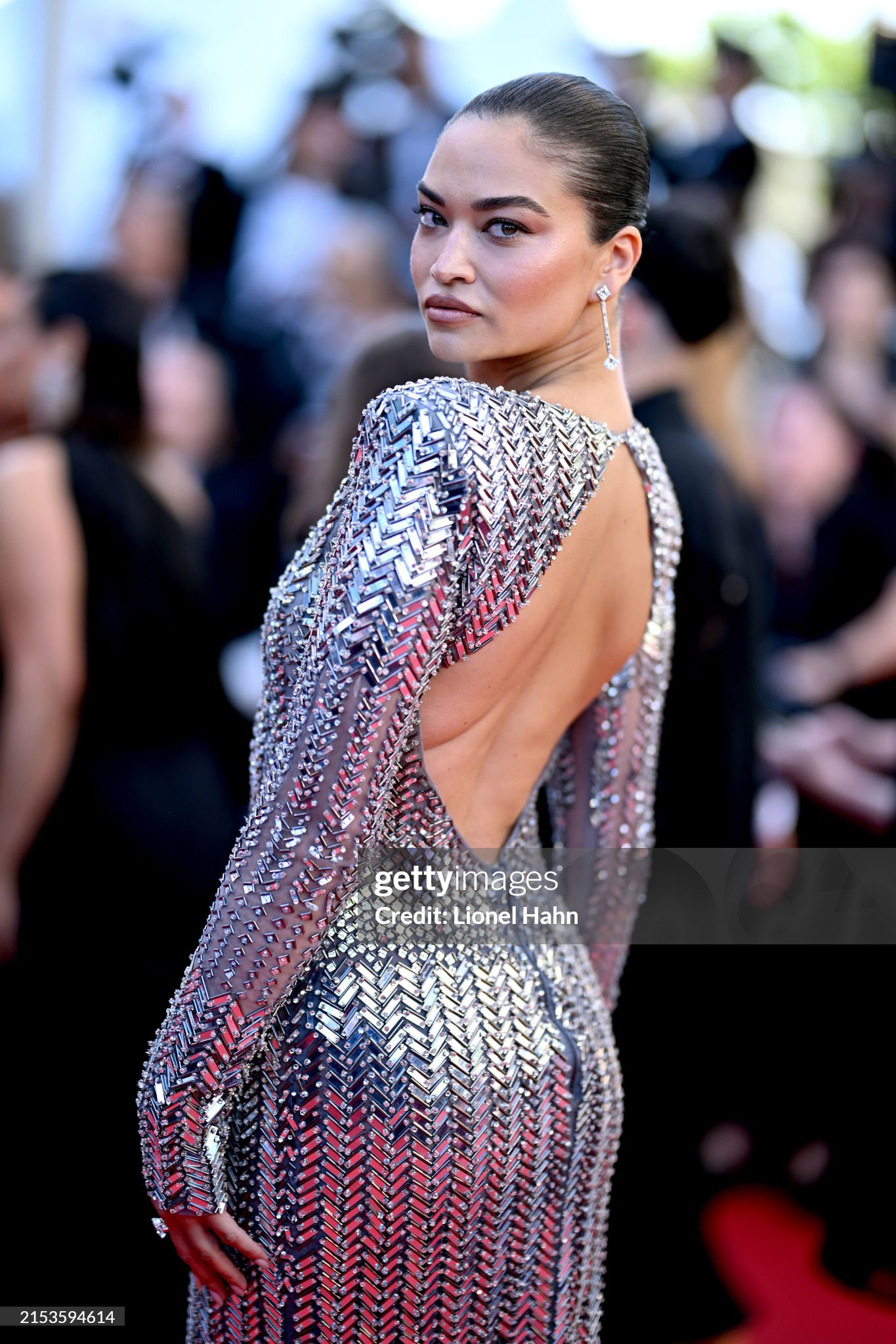 Thần thái sắc bén của siêu mẫu Shanina Shaik trong mẫu đầm hở lưng ánh kim. Thần thái sắc bén của siêu mẫu Shanina Shaik trong mẫu đầm hở lưng ánh kim.