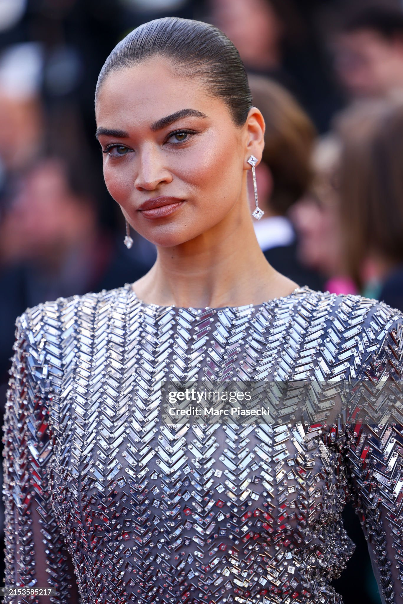 Thần thái sắc bén của siêu mẫu Shanina Shaik trong mẫu đầm hở lưng ánh kim. Thần thái sắc bén của siêu mẫu Shanina Shaik trong mẫu đầm hở lưng ánh kim.