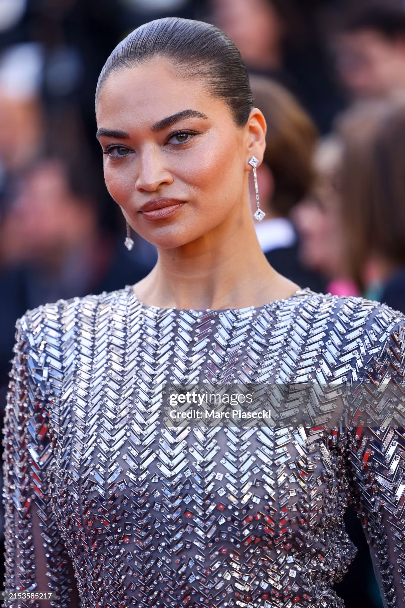 Thần thái sắc bén của siêu mẫu Shanina Shaik trong mẫu đầm hở lưng ánh kim.