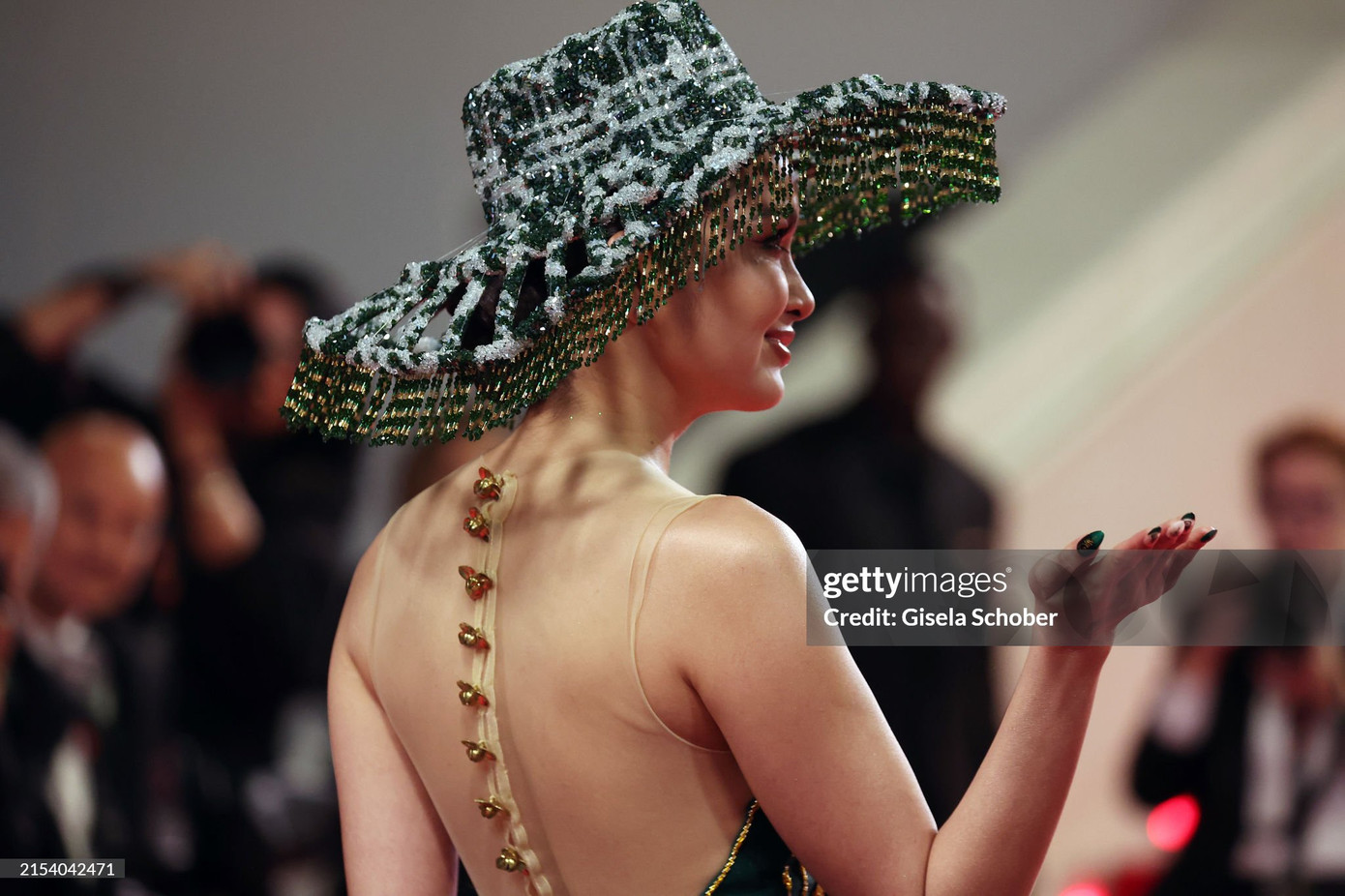 Người mẫu, diễn viên Mean Sonyta đầu tư tạo hình chỉn chu, diện thiết kế cầu kỳ mang âm hưởng Á Đông.