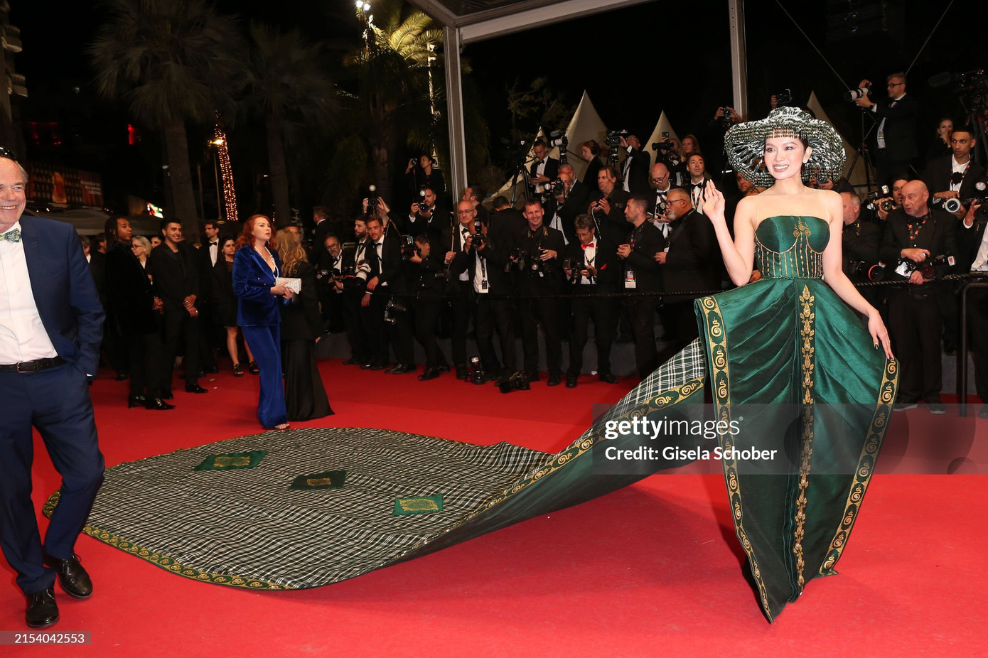 Người mẫu, diễn viên Mean Sonyta đầu tư tạo hình chỉn chu, diện thiết kế cầu kỳ mang âm hưởng Á Đông.