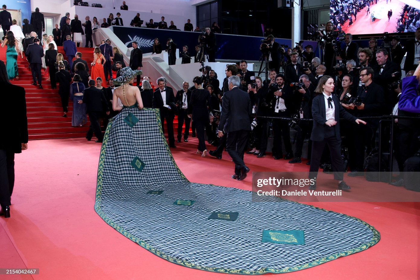 Người mẫu, diễn viên Mean Sonyta đầu tư tạo hình chỉn chu, diện thiết kế cầu kỳ mang âm hưởng Á Đông.