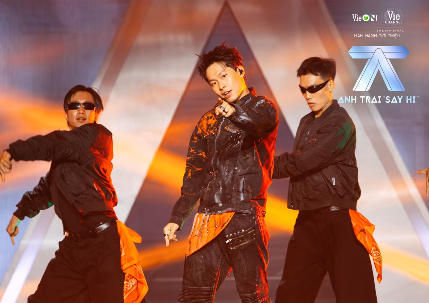 HURRYKNG nổi bật trên sân khấu No Far No Star và Đầu Đội Sừng.