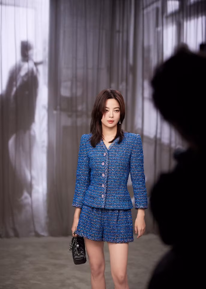 Đại diện duy nhất đến từ Trung Quốc - Tân Chỉ Lôi được khen ngợi nhờ diện mạo trẻ trung.