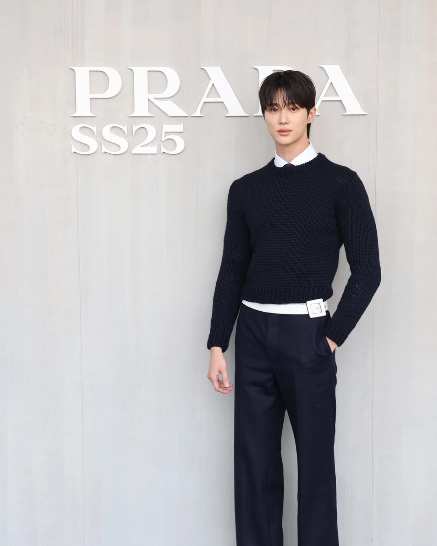 Nam diễn viên diện trang phục tối giản thuộc bộ sưu tập Thu Đông dành cho nam 2024 của Prada.