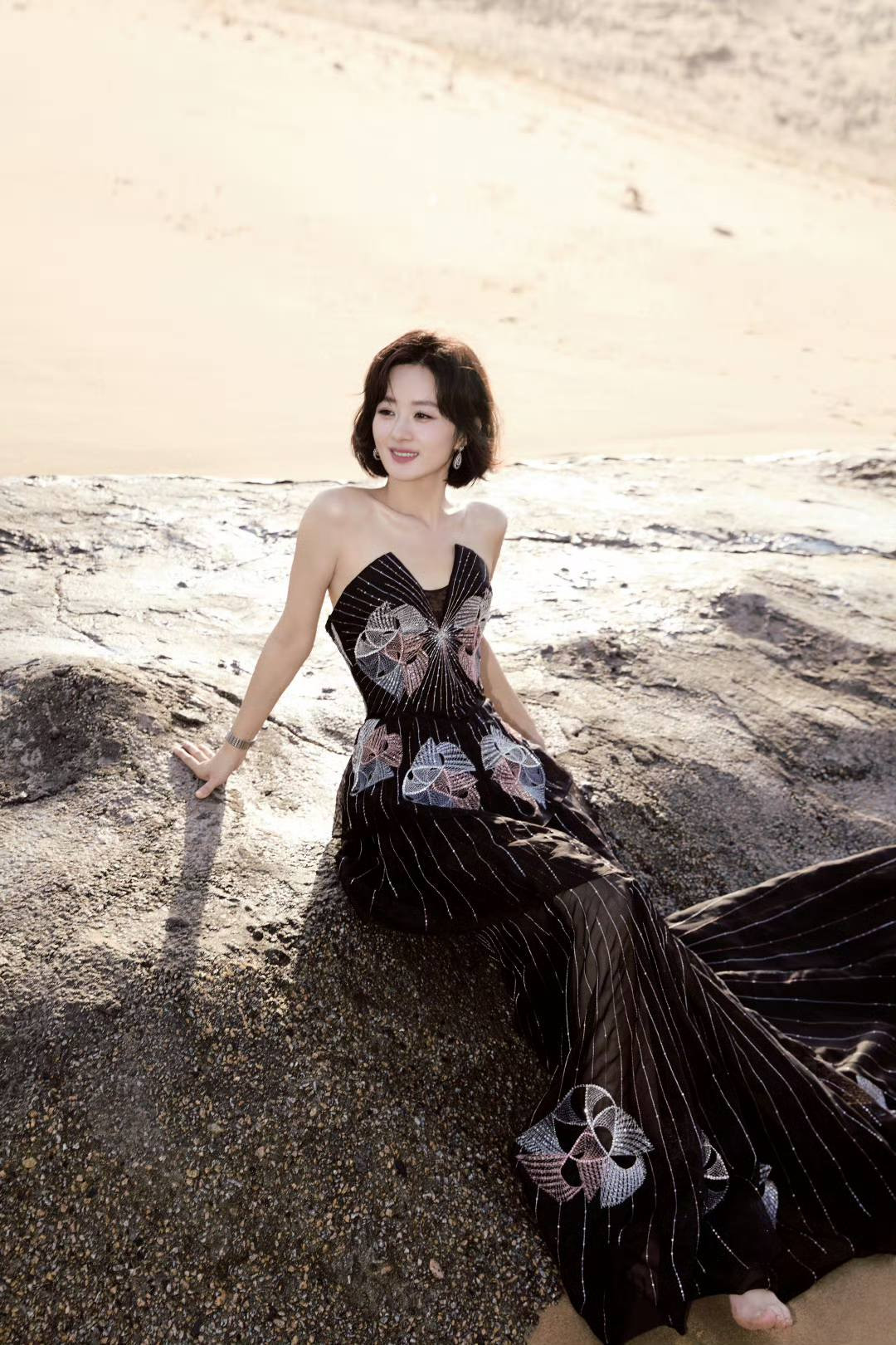 Vẻ ngoài rạng rỡ của nữ diễn viên 8X trong kiểu tóc bob uốn cụp nhận về lời khen ngợi từ cư dân mạng.