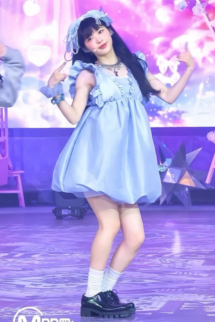 Girlgroup tân binh ILLIT tích cực lăng xê dáng váy phồng trong màn debut Magnetic. Girlgroup tân binh ILLIT tích cực lăng xê dáng váy phồng trong màn debut Magnetic.