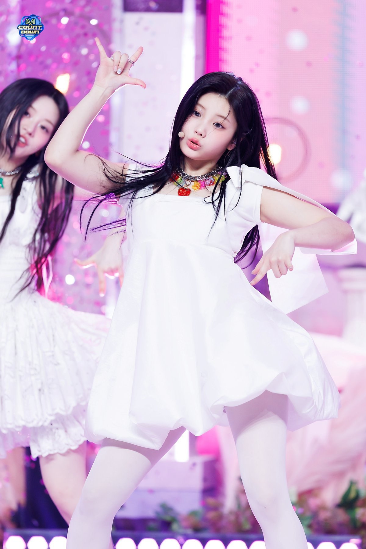 Girlgroup tân binh ILLIT tích cực lăng xê dáng váy phồng trong màn debut Magnetic. Girlgroup tân binh ILLIT tích cực lăng xê dáng váy phồng trong màn debut Magnetic.