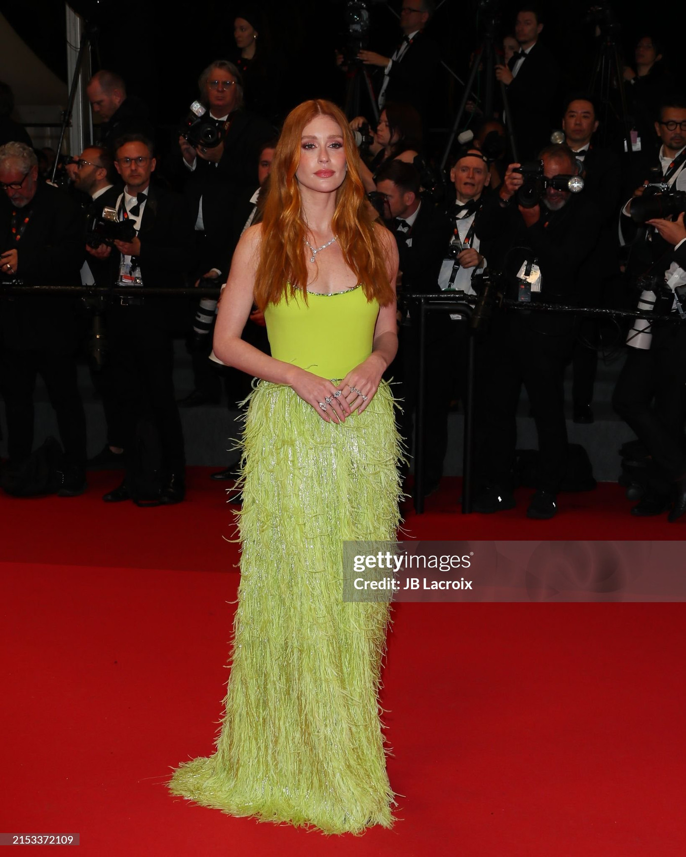 Marina Ruy Barbosa tiếp tục lựa chọn tông màu neon nổi bật cho thảm đỏ Cannes ngày thứ 7.