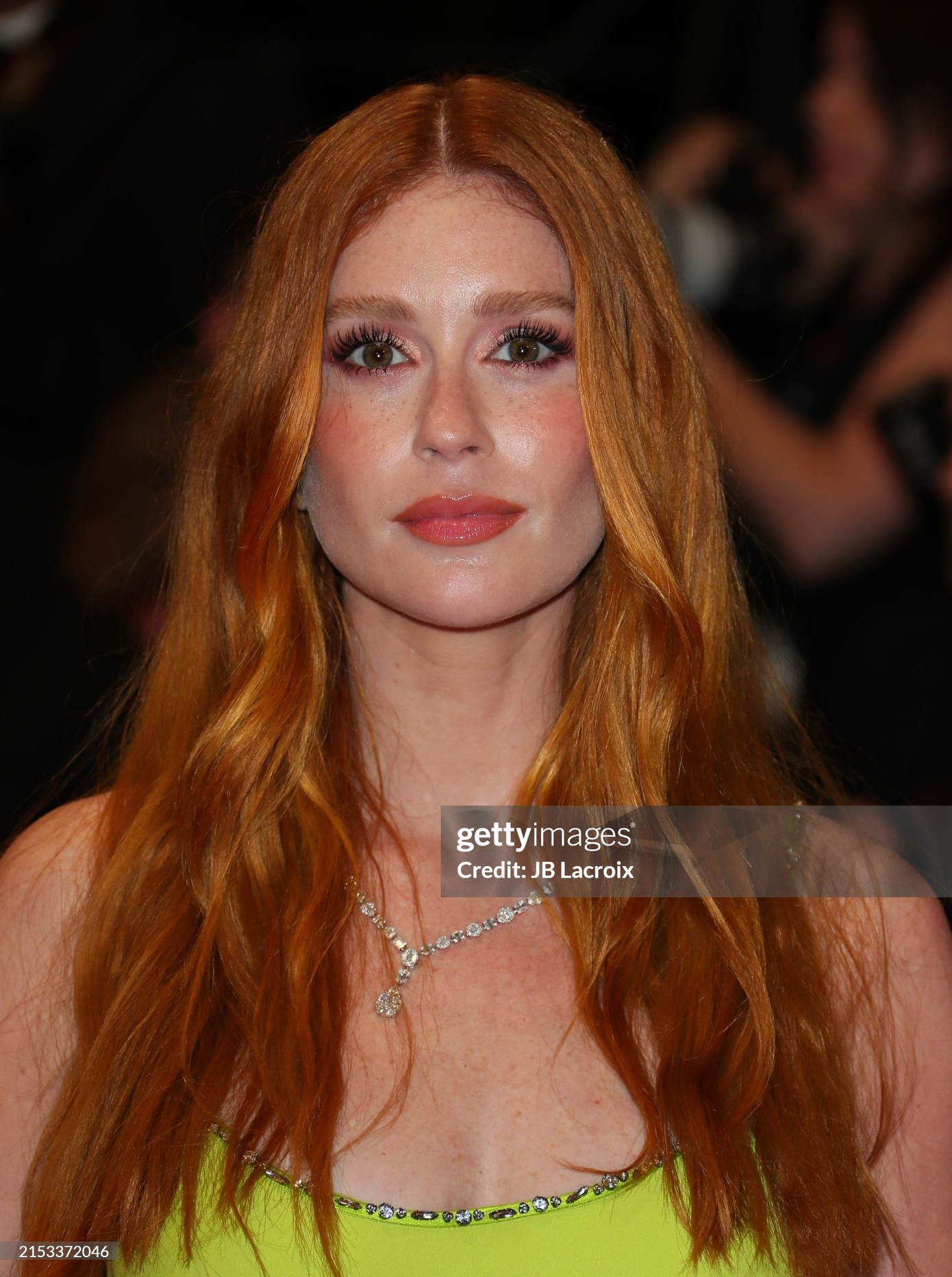 Marina Ruy Barbosa tiếp tục lựa chọn tông màu neon nổi bật cho thảm đỏ Cannes ngày thứ 7.