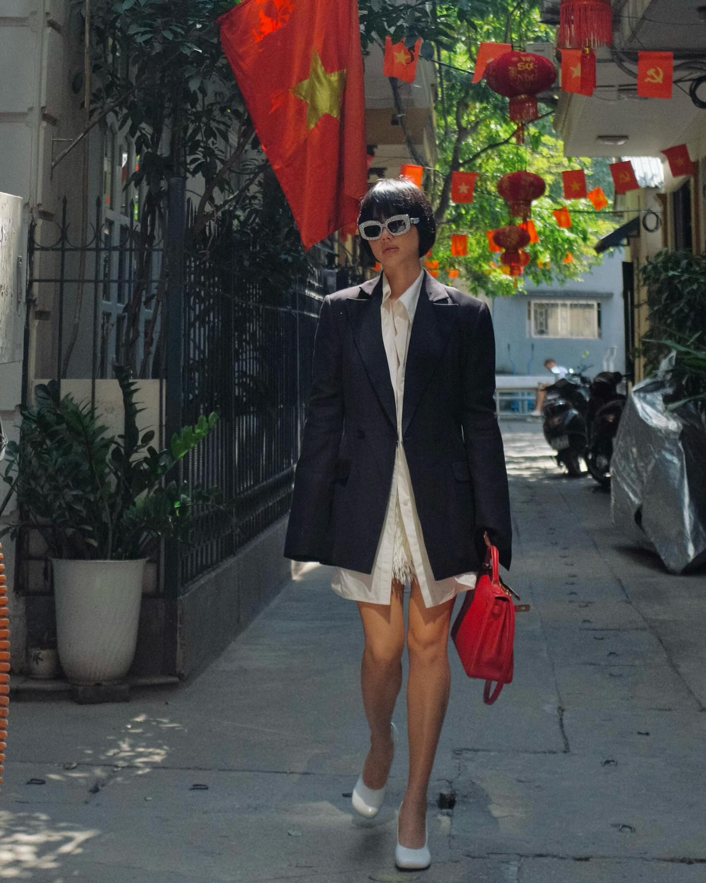 Khánh Linh diện trang phục tông trắng chủ đạo, tạo điểm nhấn với túi xách đỏ nổi bật, kính mát, áo blazer oversize. Khánh Linh diện trang phục tông trắng chủ đạo, tạo điểm nhấn với túi xách đỏ nổi bật, kính mát, áo blazer oversize.