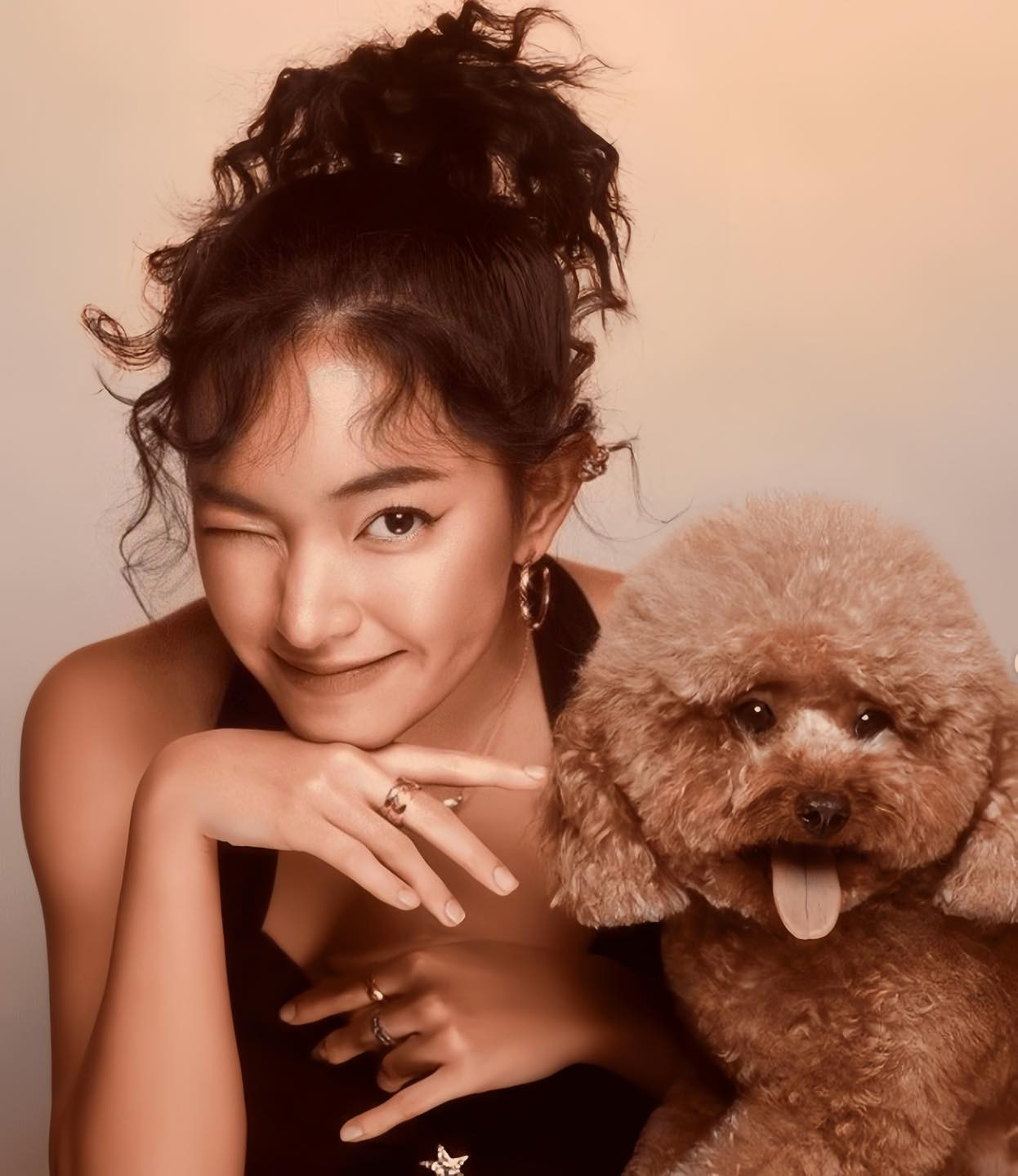 Chú chó poodle tên Bí là cún cưng mà Châu Bùi đã nuôi suốt 7 năm. Chú chó poodle tên Bí là cún cưng mà Châu Bùi đã nuôi suốt 7 năm.