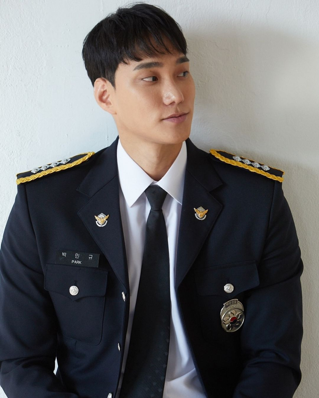 Min Kyu sở hữu hình thể săn chắc, ấn tượng nhờ tính chất công việc.