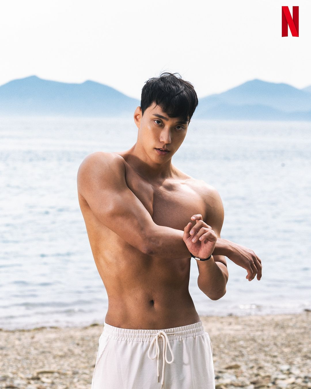 Min Kyu sở hữu hình thể săn chắc, ấn tượng nhờ tính chất công việc.