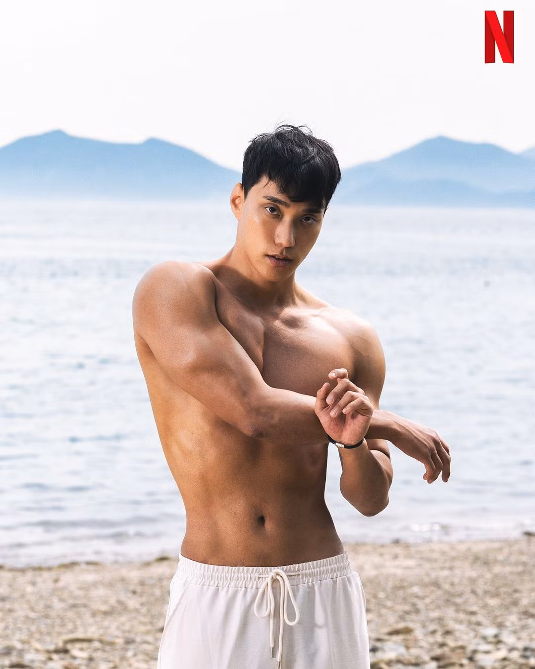 Min Kyu sở hữu hình thể săn chắc, ấn tượng nhờ tính chất công việc.
