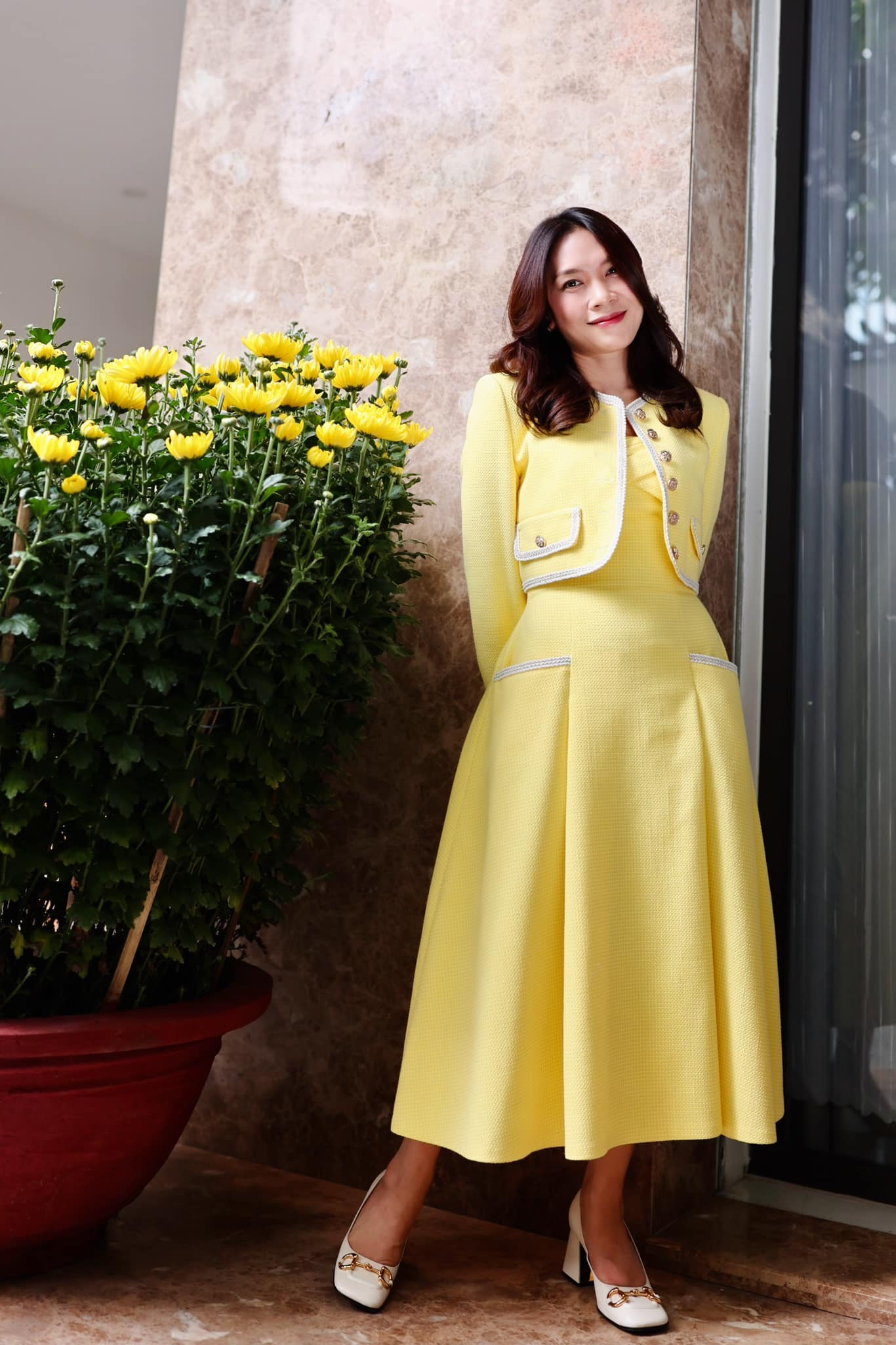 Ca sĩ Mỹ Tâm chào năm mới với set đồ tông vàng nổi bật. Visual trẻ trung ở tuổi ngoài 40 của giọng ca Ước Gì nhận được nhiều lời khen từ netizen.
