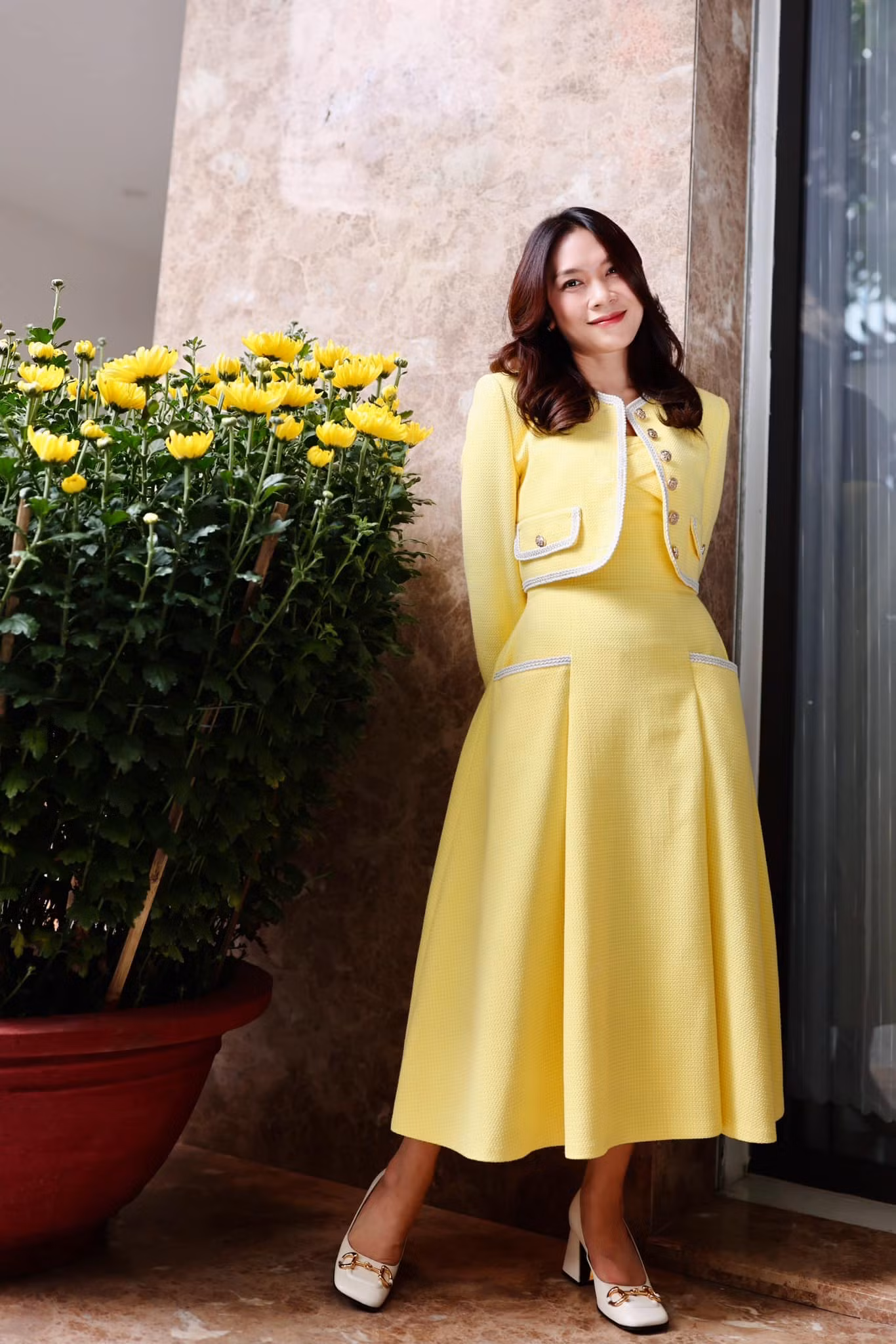 Ca sĩ Mỹ Tâm chào năm mới với set đồ tông vàng nổi bật. Visual trẻ trung ở tuổi ngoài 40 của giọng ca Ước Gì nhận được nhiều lời khen từ netizen.