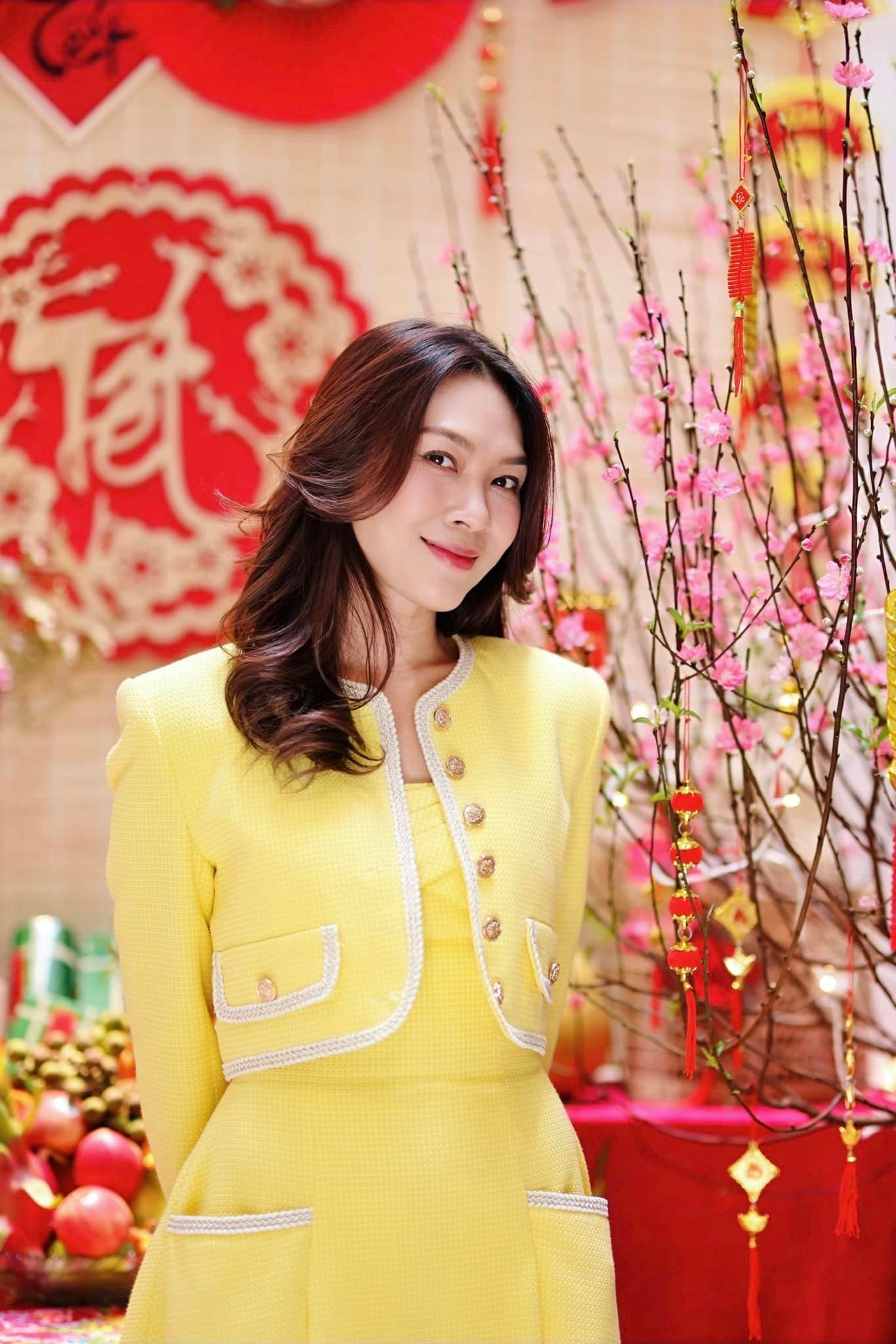 Tông hồng được lòng sao Việt dịp Tết Giáp Thìn: Phương Ly, Đông Nhi "đụng hàng" ảnh 1