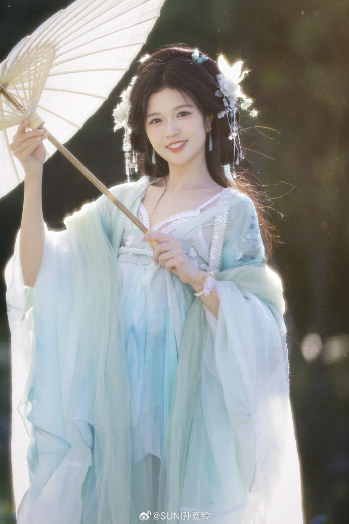 Khán giả nhận xét nữ ca sĩ trông xinh đẹp, tỏa sáng hơn khi xuất hiện trong các trang phục màu sắc sáng, tiết chế phụ kiện.