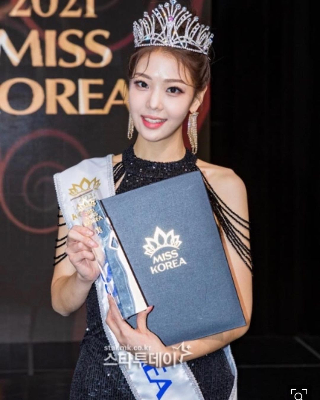 Khán giả cũng bất ngờ khi phát hiện ra Cho Minji cũng từng đăng quang ngôi vị Á hậu tại cuộc thi Hoa hậu Hàn Quốc năm 2021. Khán giả cũng bất ngờ khi phát hiện ra Cho Minji cũng từng đăng quang ngôi vị Á hậu tại cuộc thi Hoa hậu Hàn Quốc năm 2021.