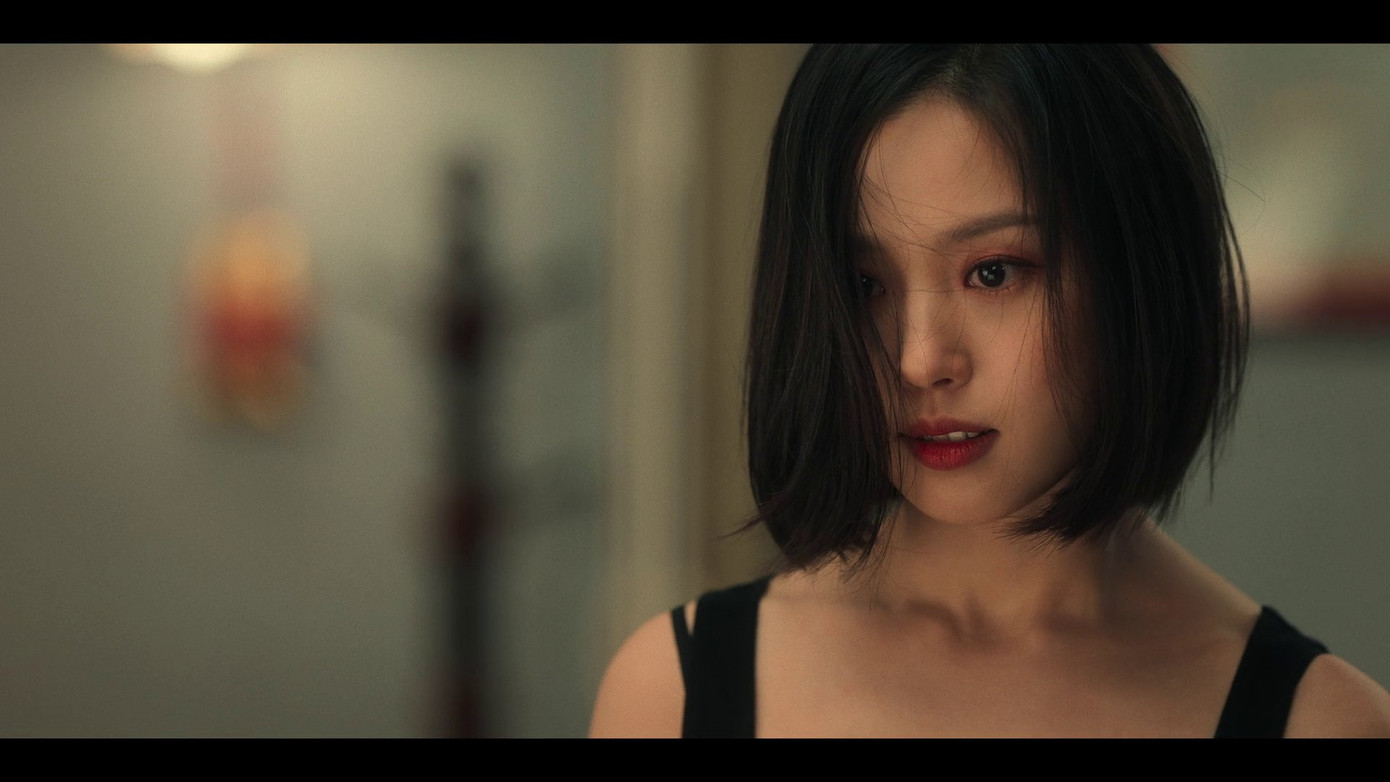 Go Min Si đem tới 2 khía cạnh đối lập giữa 2 tác phẩm nổi bật của cô trong Youth of May và The Frog. Go Min Si đem tới 2 khía cạnh đối lập giữa 2 tác phẩm nổi bật của cô trong Youth of May và The Frog.