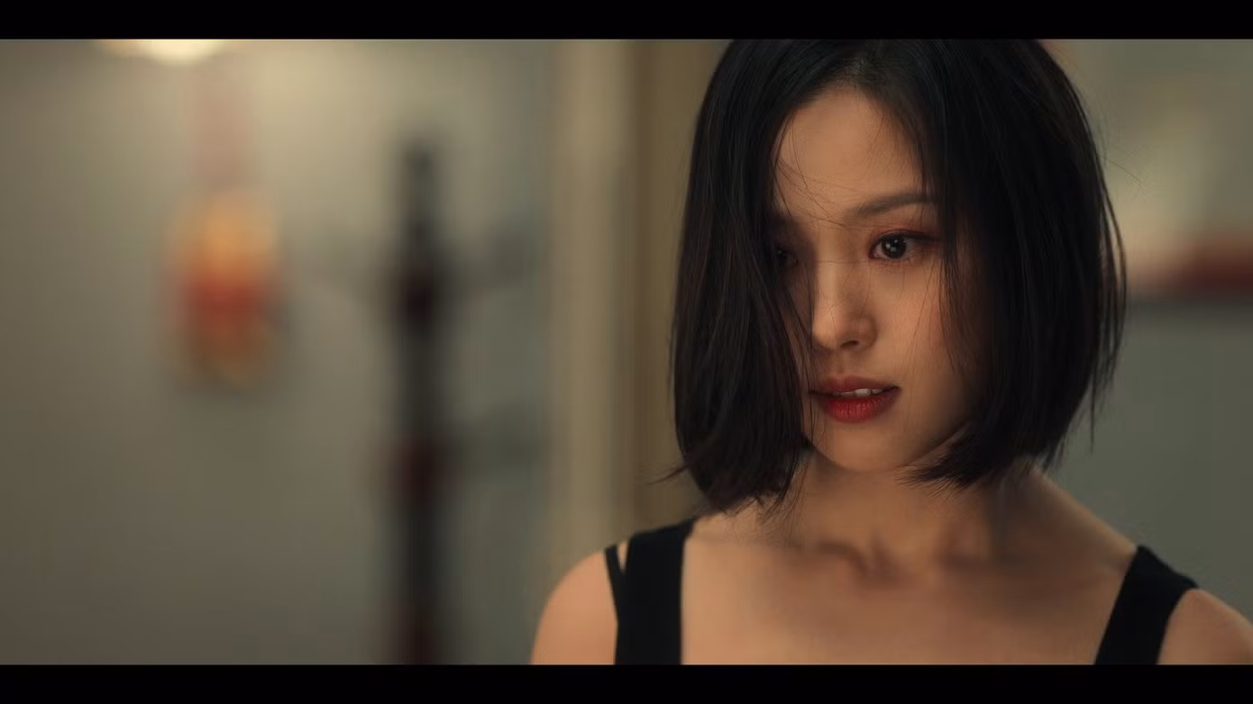 Go Min Si đem tới 2 khía cạnh đối lập giữa 2 tác phẩm nổi bật của cô trong Youth of May và The Frog.