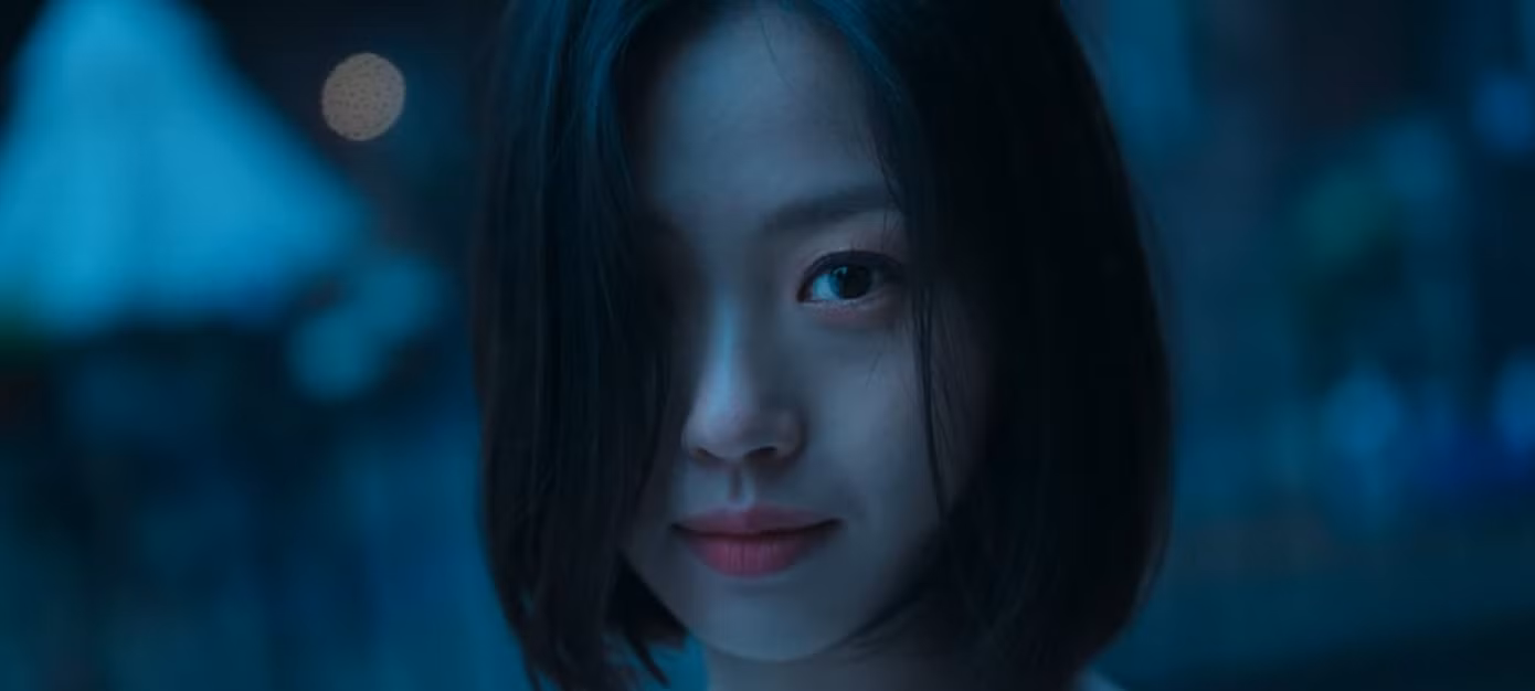 Go Min Si đem tới 2 khía cạnh đối lập giữa 2 tác phẩm nổi bật của cô trong Youth of May và The Frog.