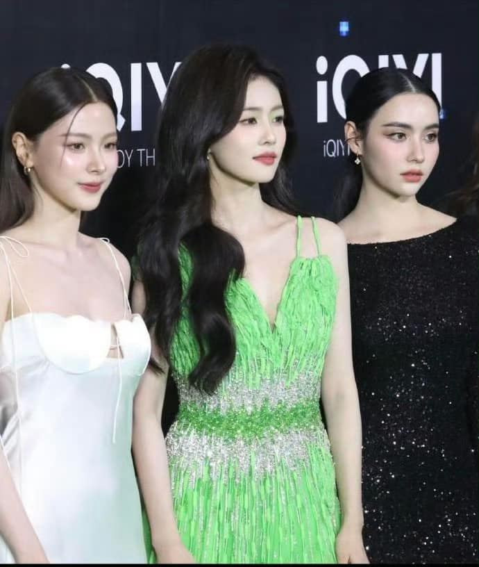 Vẻ đối lập trọng tạo hình trang điểm cầu kỳ của Bạch Lộc và lớp trang điểm trong suốt của Baifern được đặt lên bàn cân so sánh.