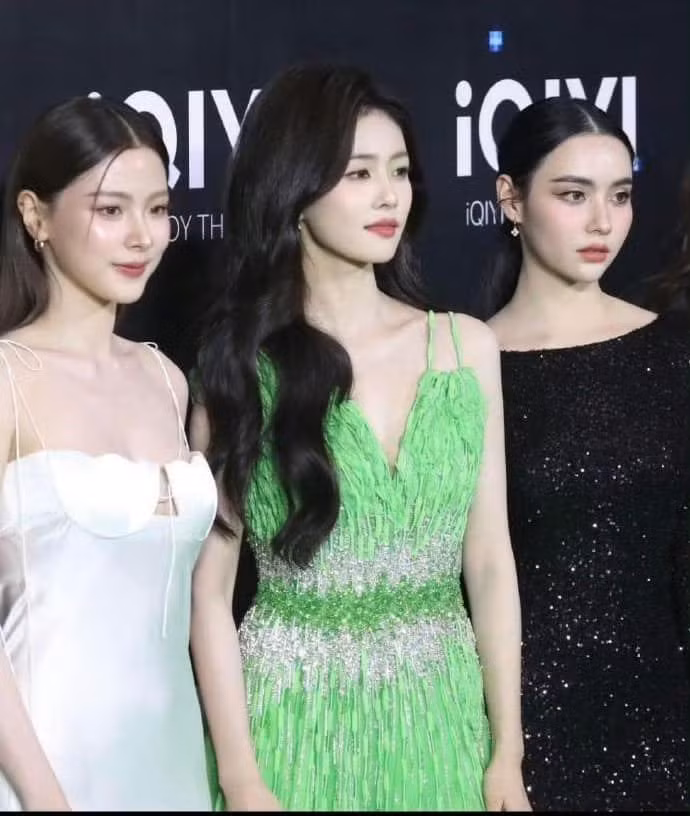 Vẻ đối lập trọng tạo hình trang điểm cầu kỳ của Bạch Lộc và lớp trang điểm trong suốt của Baifern được đặt lên bàn cân so sánh. Vẻ đối lập trọng tạo hình trang điểm cầu kỳ của Bạch Lộc và lớp trang điểm trong suốt của Baifern được đặt lên bàn cân so sánh.