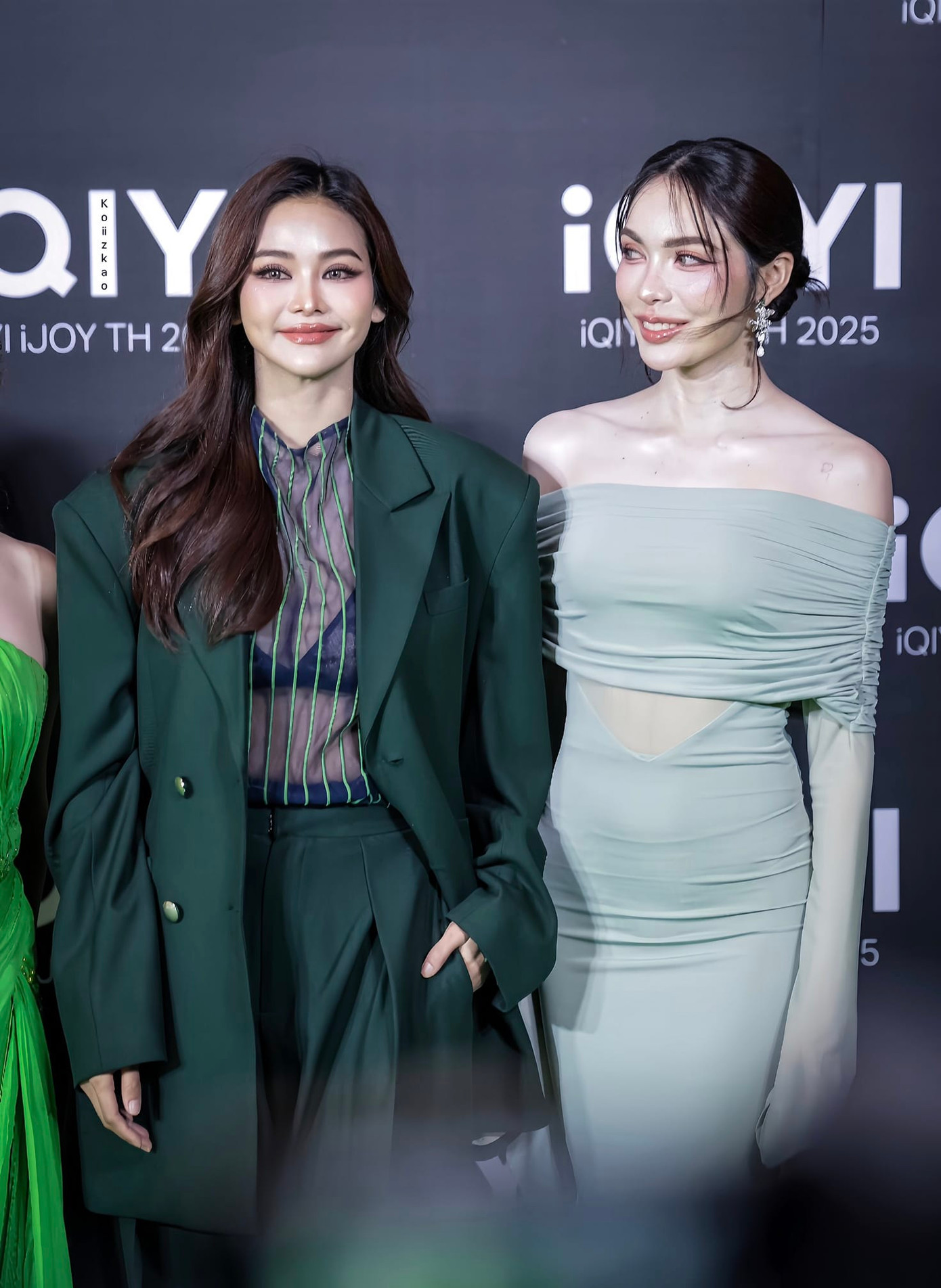 Vẻ đối lập trọng tạo hình trang điểm cầu kỳ của Bạch Lộc và lớp trang điểm trong suốt của Baifern được đặt lên bàn cân so sánh.