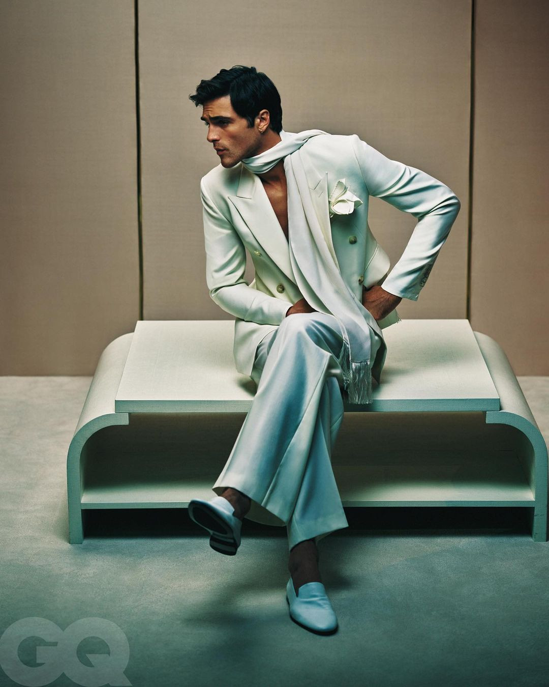 Thời trang phi giới tính ấn tượng của mỹ nam sinh năm 1997 trên bìa tạp chí.