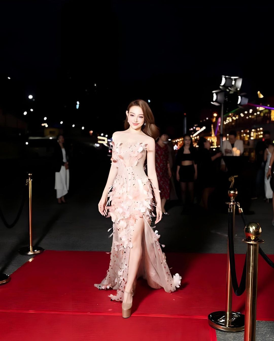 Mẫu đầm của nhà mốt Hacchic Couture từng lọt mắt xanh nhiều mỹ nhân như Huyền Baby, Đường Yên, Từ Nhược Hàm... có giá hơn 3000 USD (hơn 76 triệu đồng).