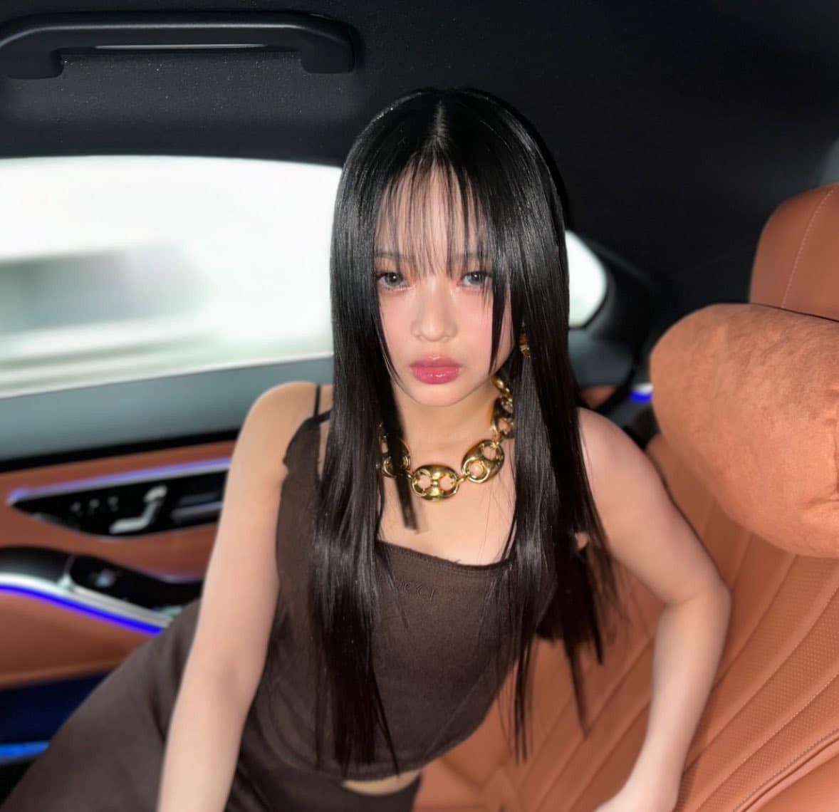 Kiểu tóc hime suông dài cũng khiến nữ đại sứ trông mất điểm vì thiếu thanh thoát.