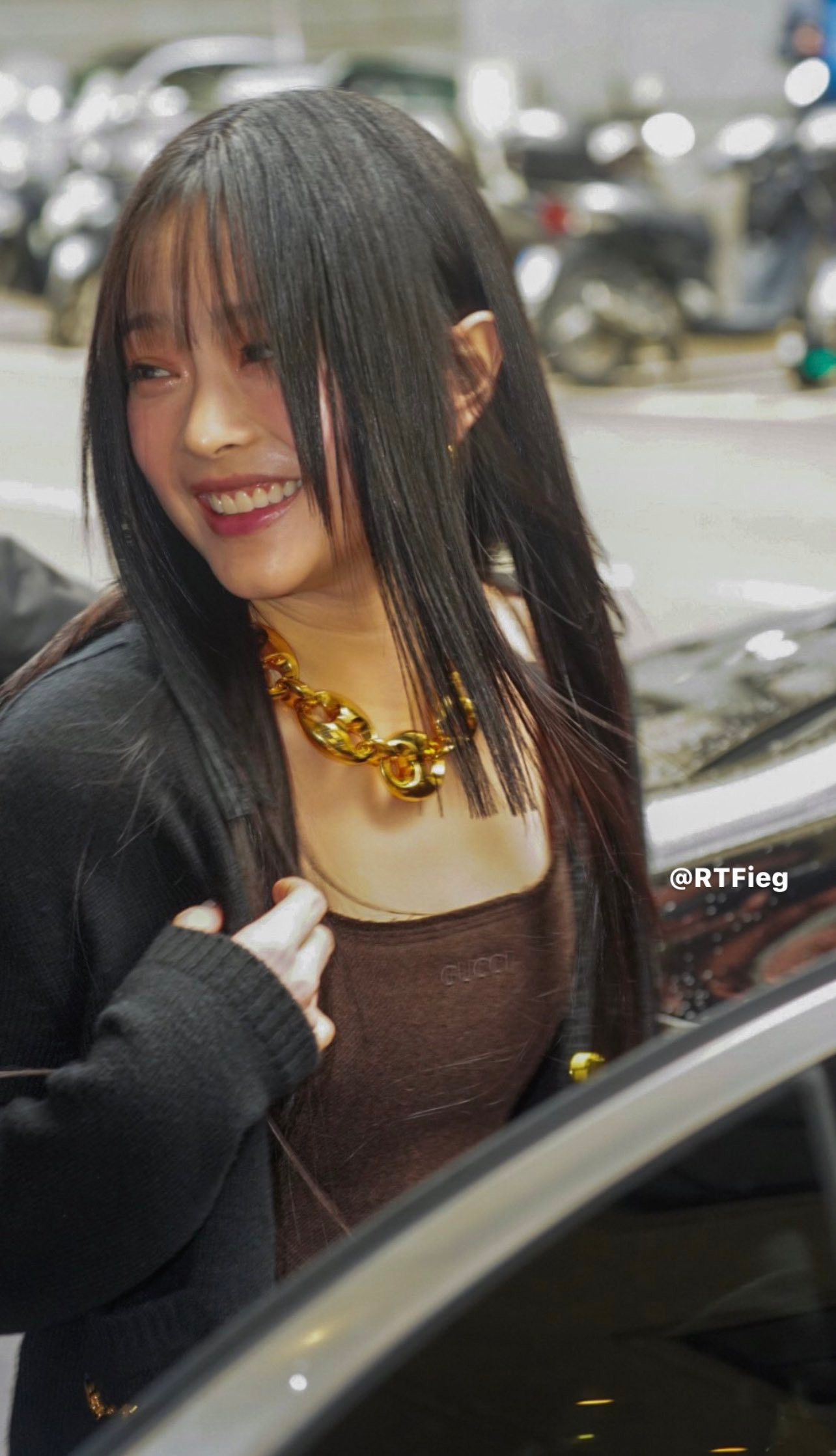 Kiểu tóc hime suông dài cũng khiến nữ đại sứ trông mất điểm vì thiếu thanh thoát.