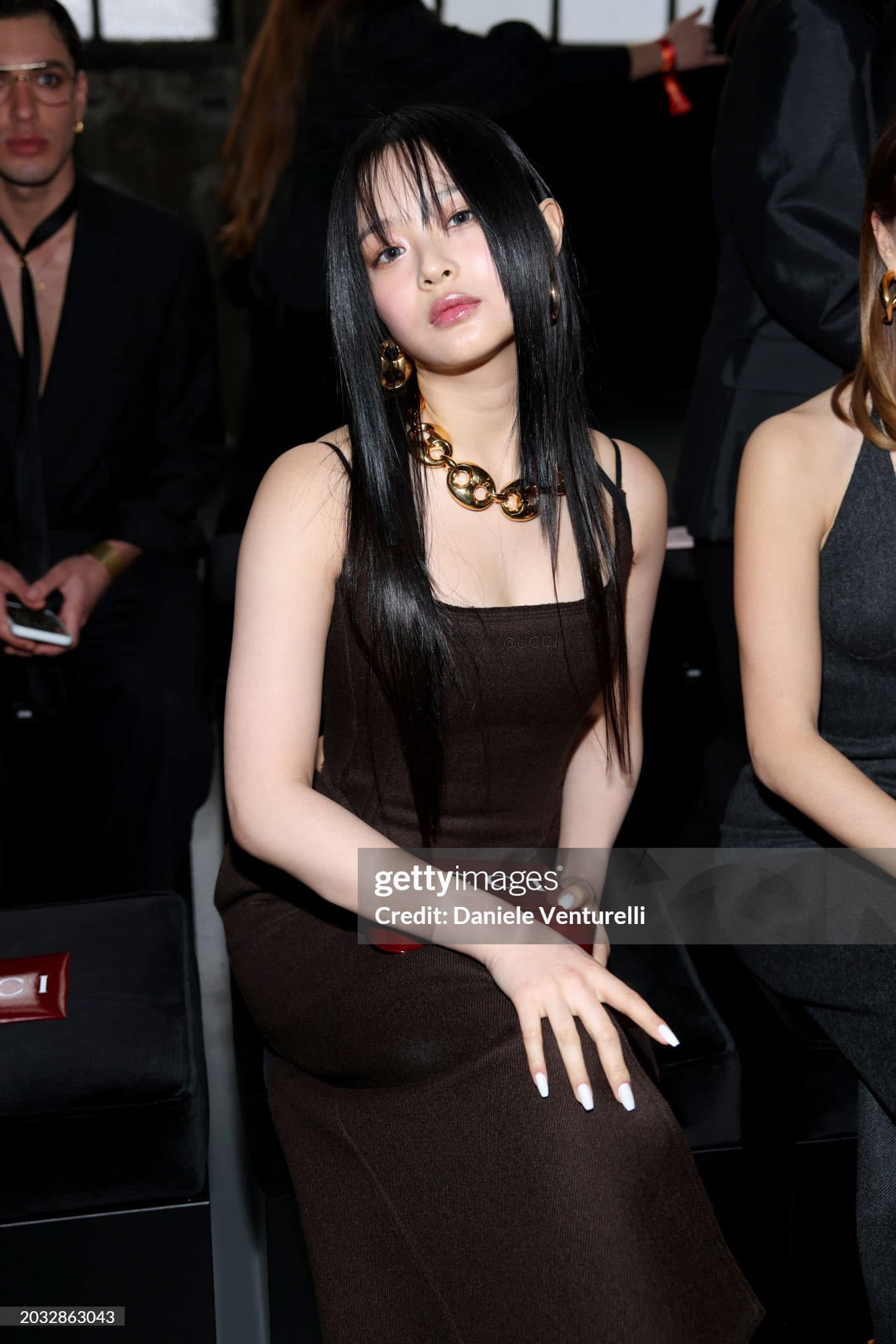 Kiểu tóc hime suông dài cũng khiến nữ đại sứ trông mất điểm vì thiếu thanh thoát.