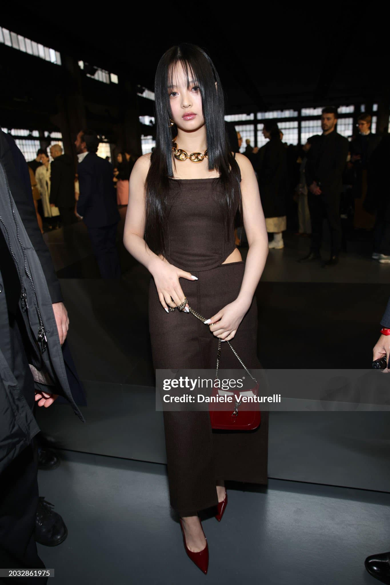 Tạo hình được phối màu nâu, đỏ đô ấn tượng tuy nhiên vô tình làm lộ chiều cao hạn chế của nữ idol.