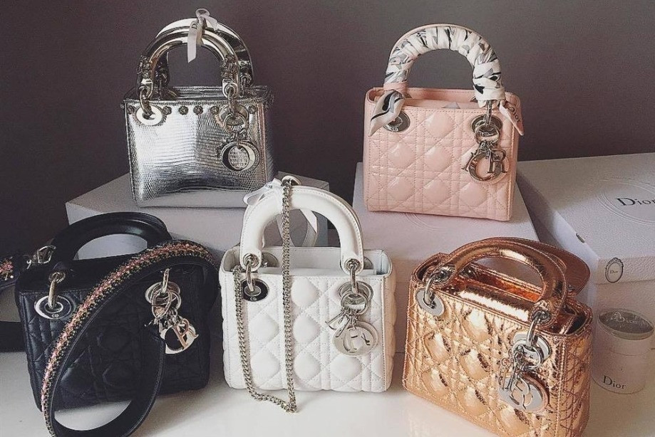 Mẫu túi xách nằm trong BST túi Dior đắt đỏ của cô vào gần 10 năm trước. Phiên bản màu bạc metallic đồng hành cùng cô trong nhiều sự kiện.