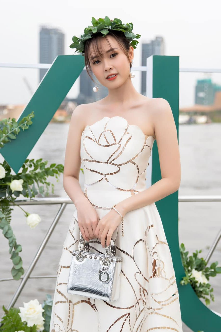 Mẫu túi xách nằm trong BST túi Dior đắt đỏ của cô vào gần 10 năm trước. Phiên bản màu bạc metallic đồng hành cùng cô trong nhiều sự kiện.