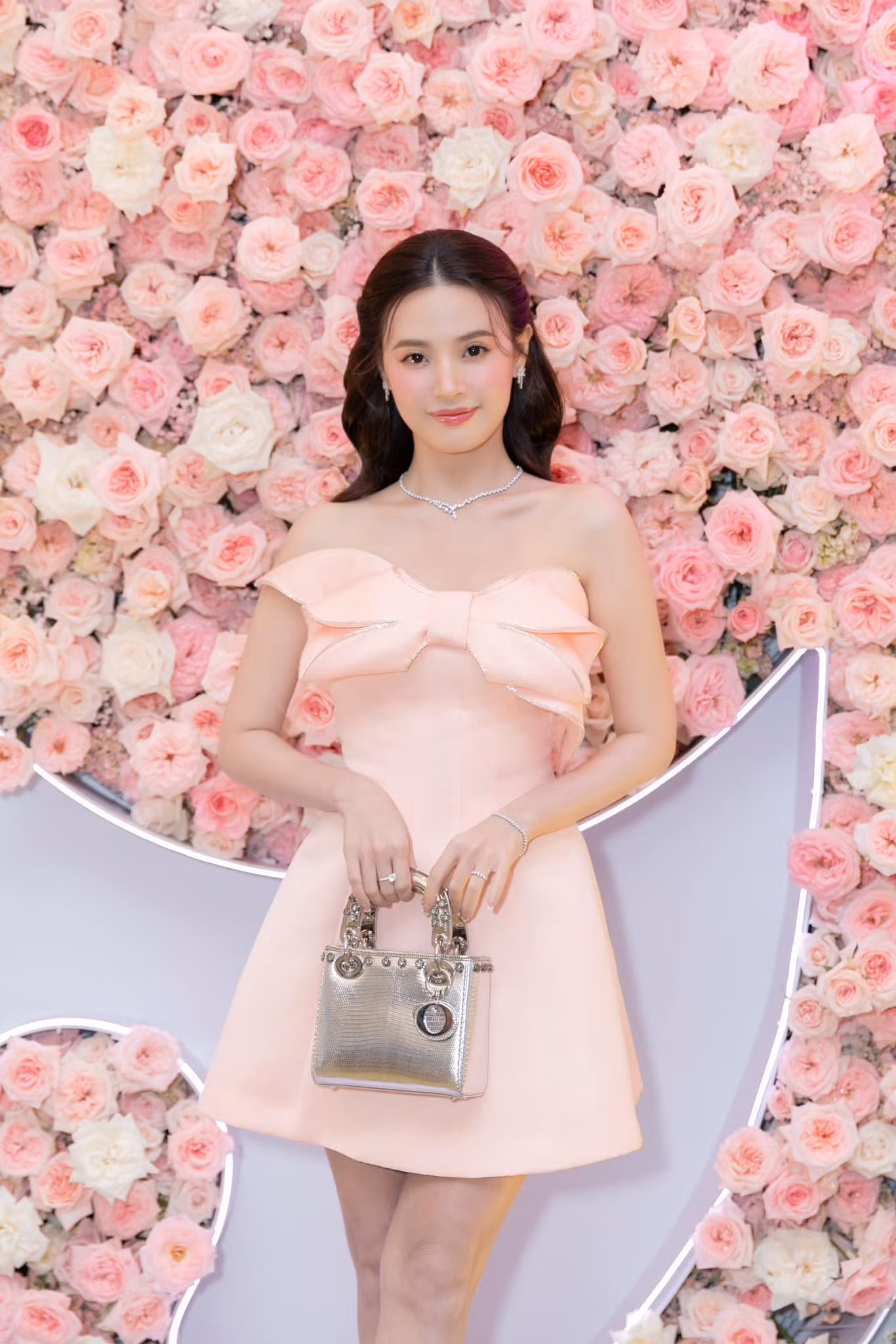 Mẫu túi xách nằm trong BST túi Dior đắt đỏ của cô vào gần 10 năm trước. Phiên bản màu bạc metallic đồng hành cùng cô trong nhiều sự kiện.