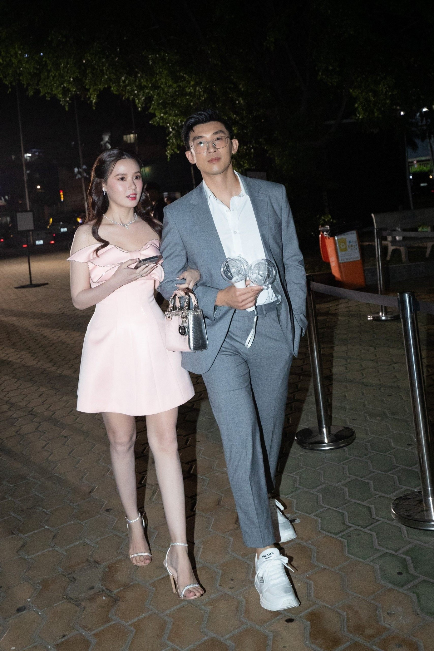 Mẫu túi xách nằm trong BST túi Dior đắt đỏ của cô vào gần 10 năm trước. Phiên bản màu bạc metallic đồng hành cùng cô trong nhiều sự kiện.