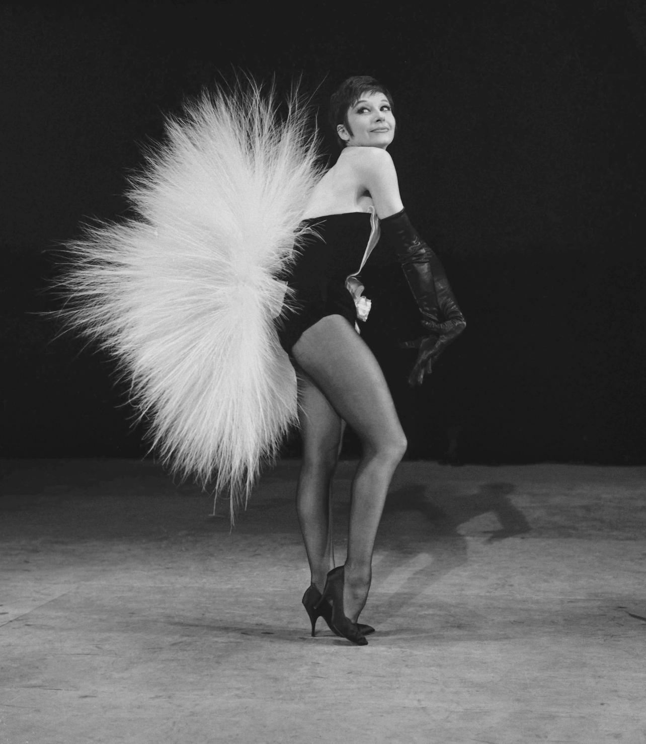 Trước đây, cố diễn viên Zizi Jeanmaire thường lựa chọn trang phục của NTK Yves Saint Laurent để trình diễn ca khúc Mon Truc en Plumes.