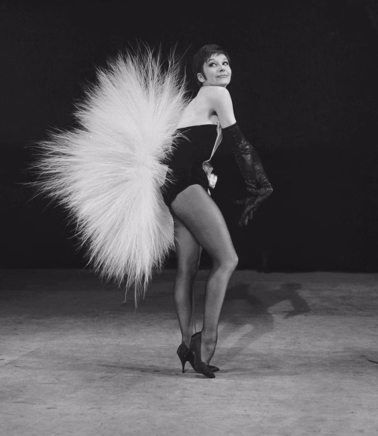 Trước đây, cố diễn viên Zizi Jeanmaire thường lựa chọn trang phục của NTK Yves Saint Laurent để trình diễn ca khúc Mon Truc en Plumes.