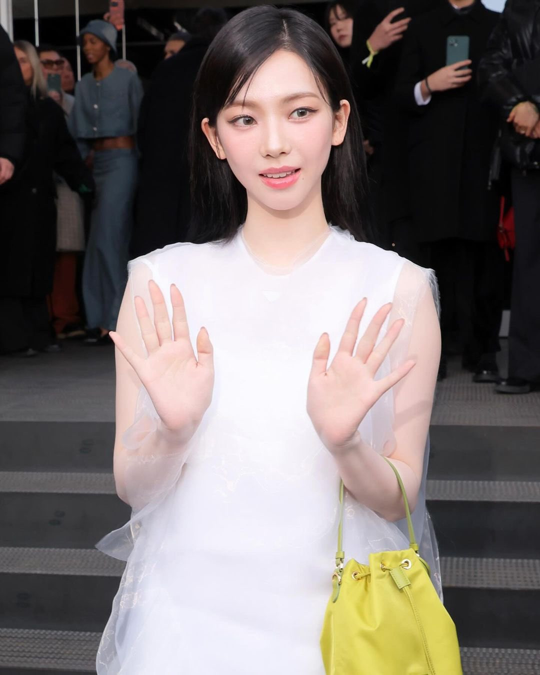 Tại sự kiện, Karina diện trang phục thuộc BST Xuân Hè 2024 của nhà mốt.