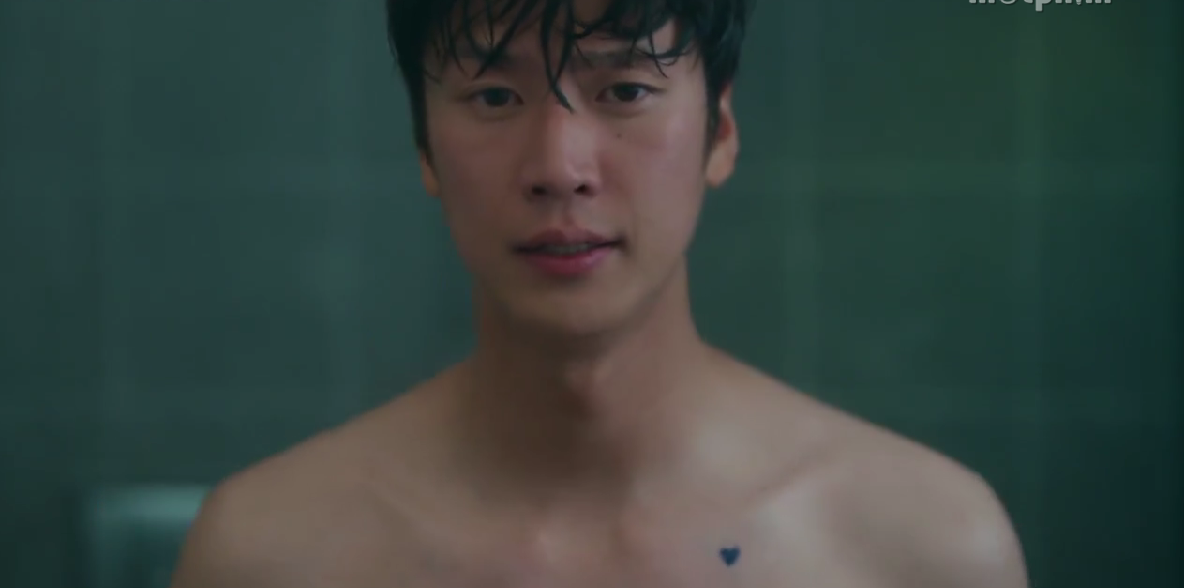 Trước đó, vào cuối tập 4, nam chính khiến người hâm mộ mê mệt với hình thể săn chắc, nhan sắc điển trai trong phân cảnh tiết lộ thân phận. Trước đó, vào cuối tập 4, nam chính khiến người hâm mộ mê mệt với hình thể săn chắc, nhan sắc điển trai trong phân cảnh tiết lộ thân phận.