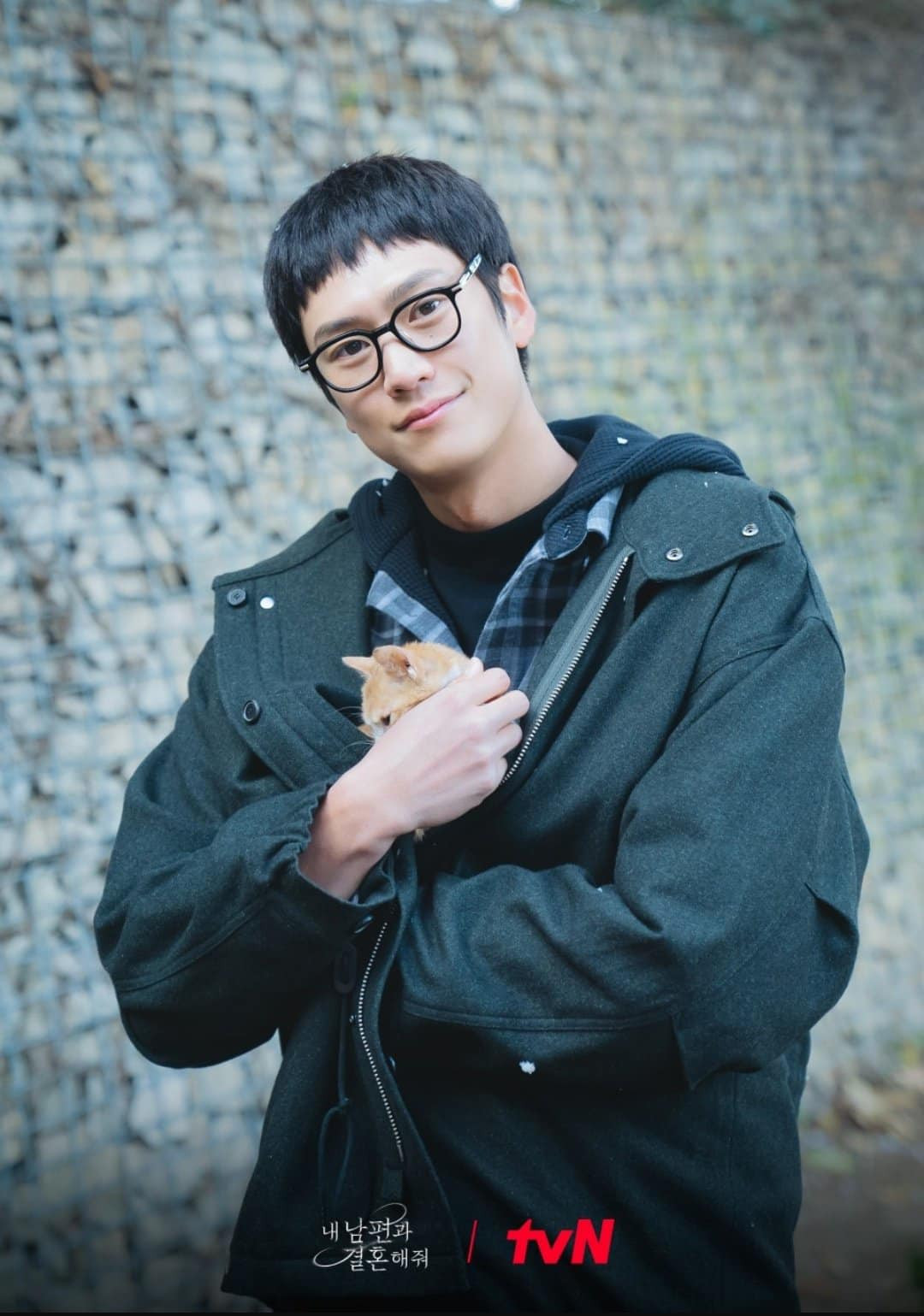 Trong một số phân cảnh hồi tưởng thời học sinh, nam chính Yoo Ji Hyuk trông "ngố tàu" với kiểu tóc mái lưa thưa. Trong một số phân cảnh hồi tưởng thời học sinh, nam chính Yoo Ji Hyuk trông "ngố tàu" với kiểu tóc mái lưa thưa.