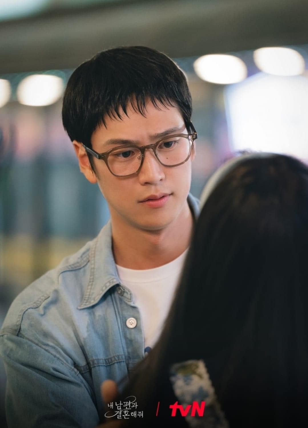 Trong một số phân cảnh hồi tưởng thời học sinh, nam chính Yoo Ji Hyuk trông "ngố tàu" với kiểu tóc mái lưa thưa. Trong một số phân cảnh hồi tưởng thời học sinh, nam chính Yoo Ji Hyuk trông "ngố tàu" với kiểu tóc mái lưa thưa.