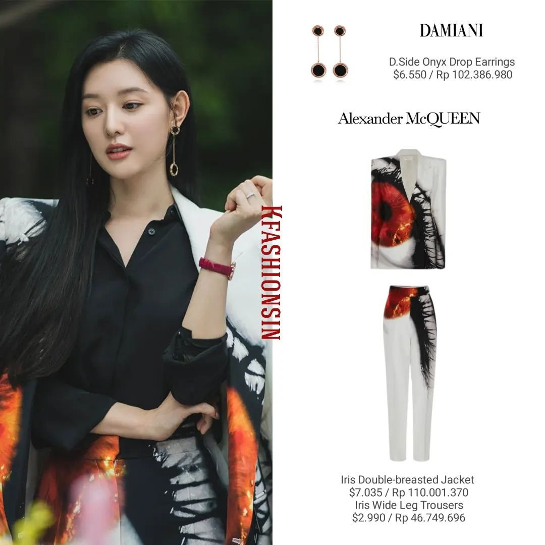Nhân vật Hae In trong set suit họa tiết của Alexander McQUEEN có giá 245 triệu đồng, tạo điểm nhấn với khuyên tai hơn 160 triệu đồng. Nhân vật Hae In trong set suit họa tiết của Alexander McQUEEN có giá 245 triệu đồng, tạo điểm nhấn với khuyên tai hơn 160 triệu đồng.