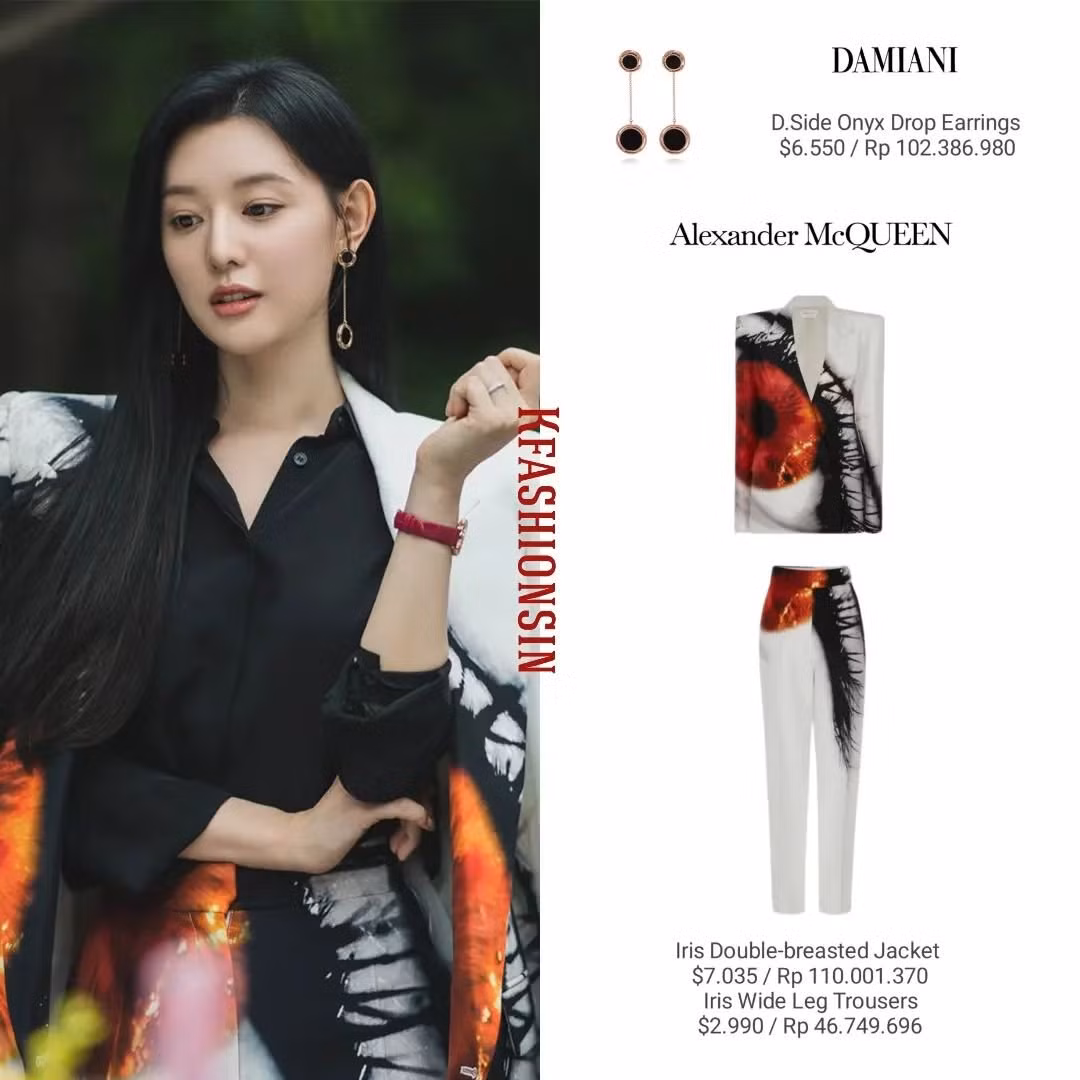 Nhân vật Hae In trong set suit họa tiết của Alexander McQUEEN có giá 245 triệu đồng, tạo điểm nhấn với khuyên tai hơn 160 triệu đồng.