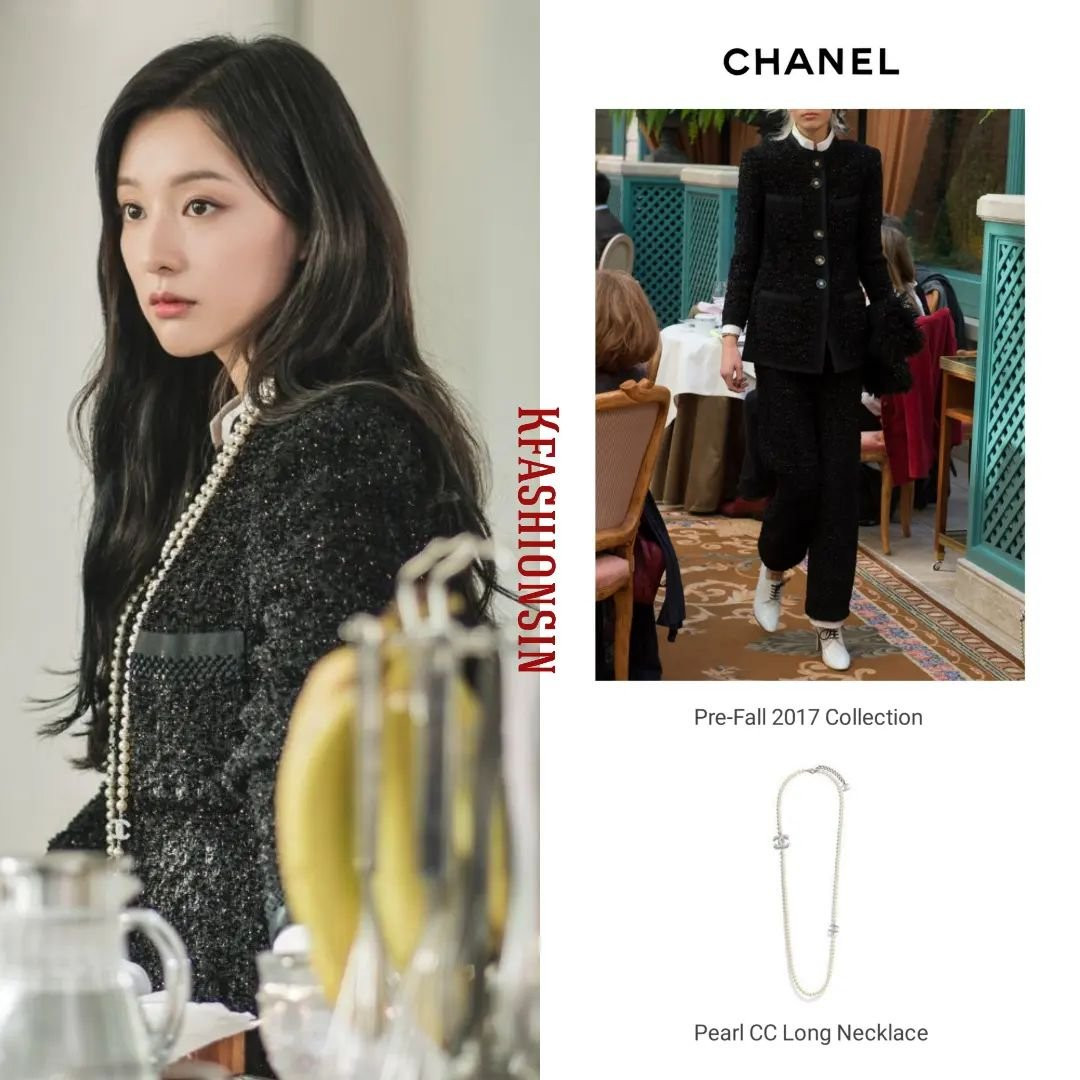 Tiểu thư tài phiệt Hae In trong thiết kế dạ tweed thuộc BST Pre-Fall 2017 của Chanel. Cô phối cùng mẫu vòng ngọc trai Pearl CC Long Necklace có giá khoảng 70 triệu đồng. Tiểu thư tài phiệt Hae In trong thiết kế dạ tweed thuộc BST Pre-Fall 2017 của Chanel. Cô phối cùng mẫu vòng ngọc trai Pearl CC Long Necklace có giá khoảng 70 triệu đồng.